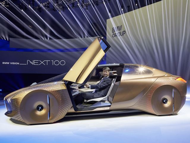 BMW хочет отметить свой столетний юбилей в футуристическом стиле, глядя в будущее. Vision Next 100 Concept - является концепт-каром, который, по мнению BMW, станет считает предварительным взглядом на будущее автомобилестроения. Помимо привычной двойн